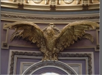 Águila republicana, hecha en yeso y forrada en hoja de oro.